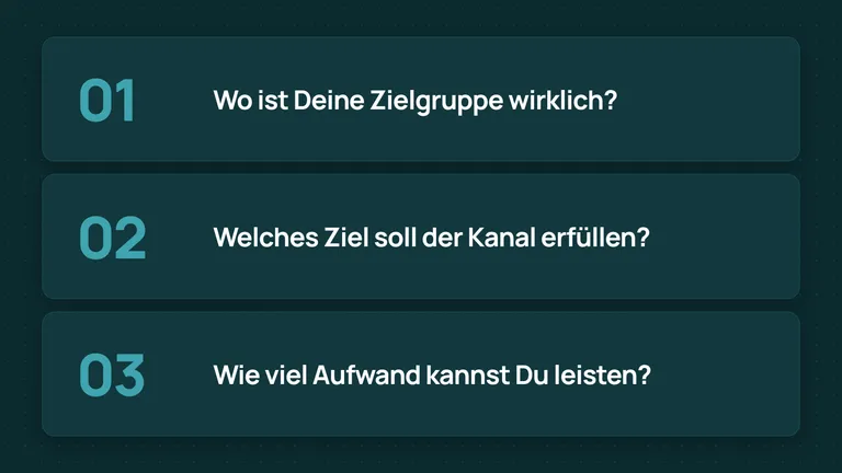 Typografische Grafik mit drei Fragen zur Wahl der richtigen Social-Media-Plattform: Zielgruppe, Ziel des Kanals, verfügbarer Aufwand