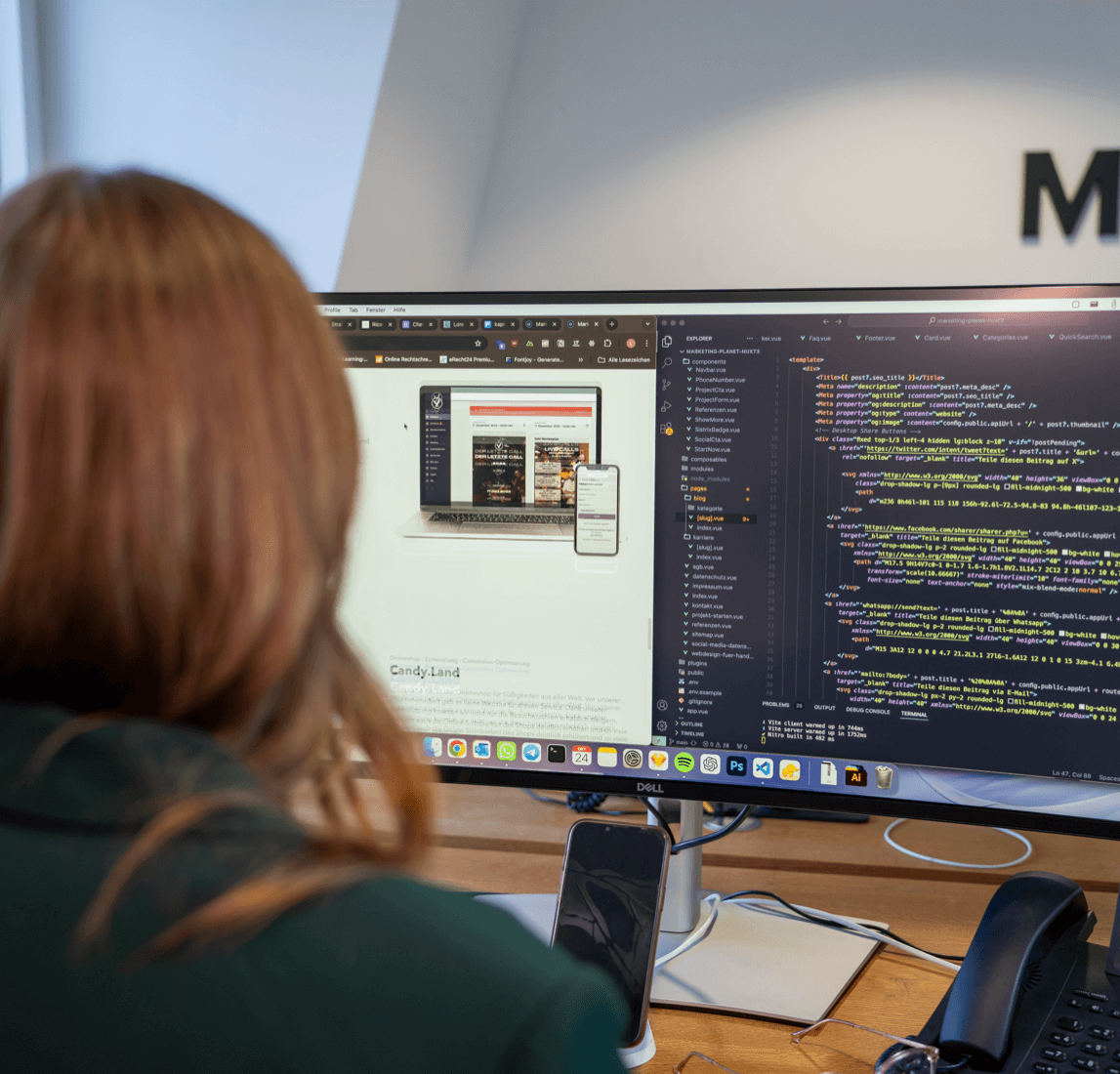 Glücklicher Bauarbeiter im Büro