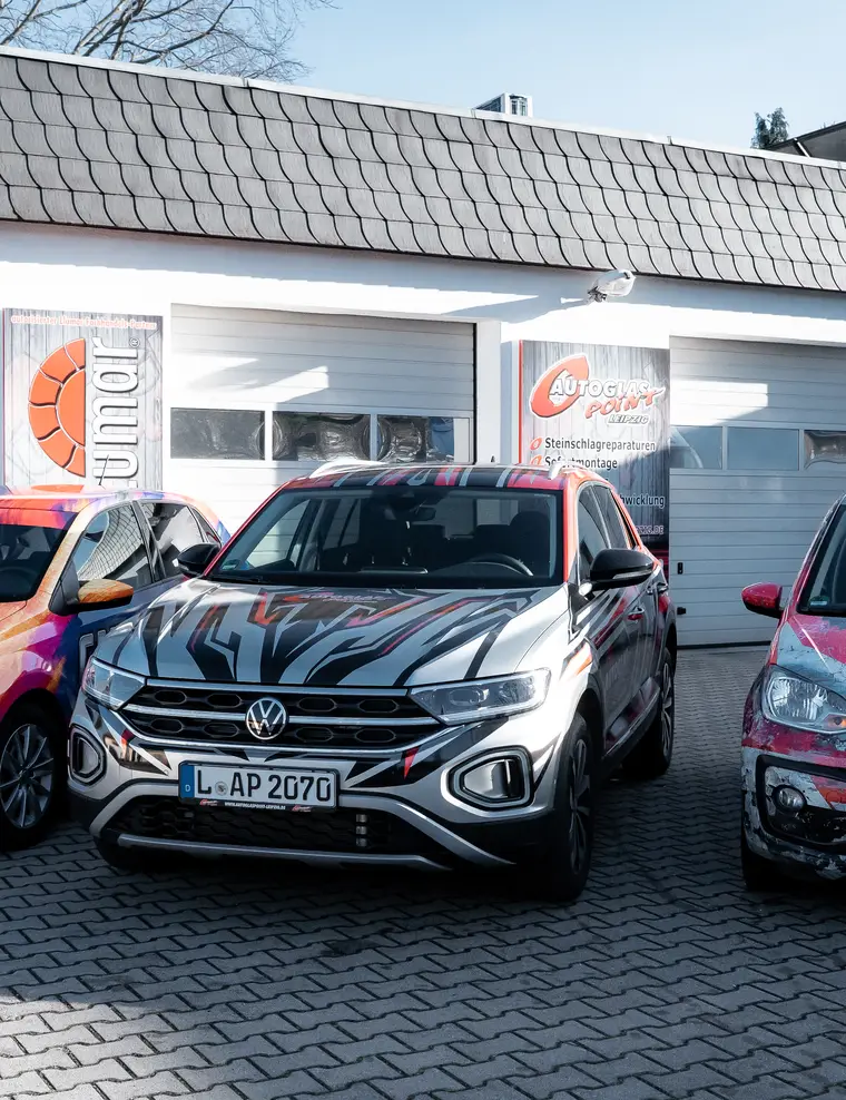 Werkstatt von AutoglasPoint Leipzig mit den gebrandeten Fahrzeugen